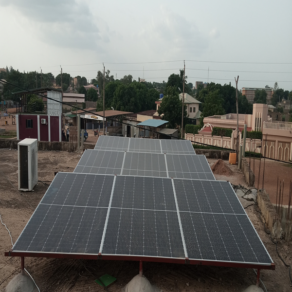 Installation d'un central solaire de 5 KW avec stockage sur lithium pour alimenter une pharmacie à parakou.